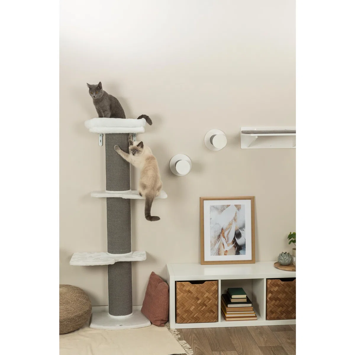 TRIXIE Kratzbaum Acadia 160 cm in weiß/grau – mehrstöckiger Katzenbaum mit gemütlichen Liegeflächen und Wandbefestigung, komfortabel & stabil – 44073