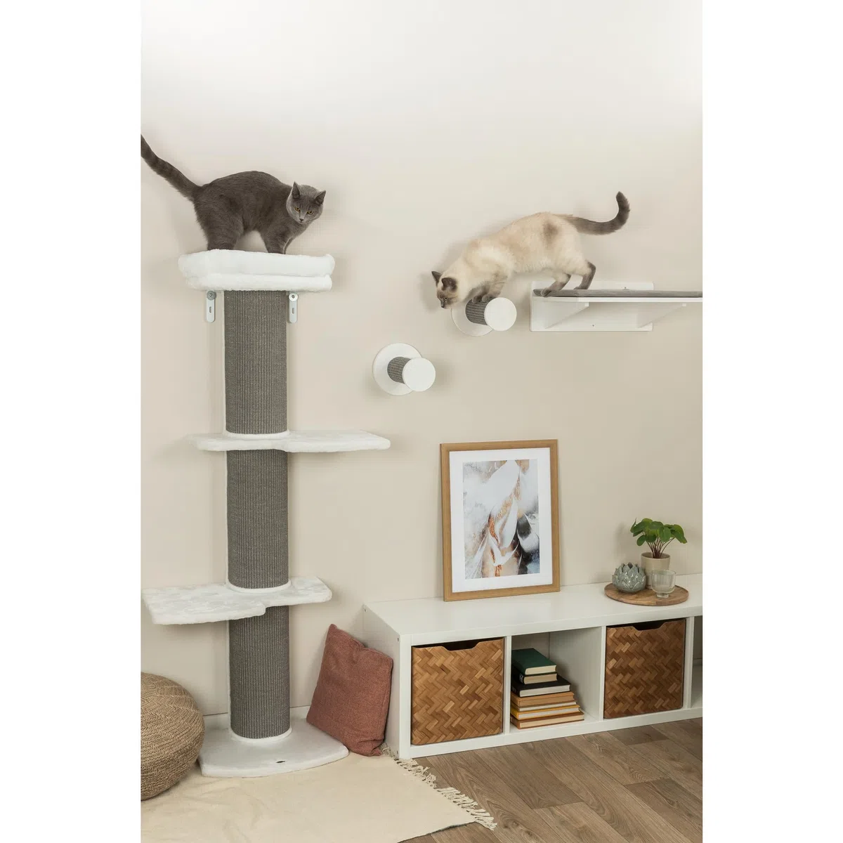 TRIXIE Kratzbaum Acadia 160 cm in weiß/grau – mehrstöckiger Katzenbaum mit gemütlichen Liegeflächen und Wandbefestigung, komfortabel & stabil – 44073