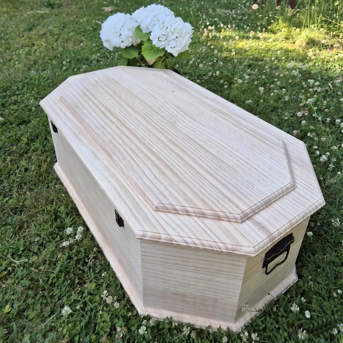 Holz Haustiersarg achteckig Natur belassen – Größe XXL für große Haustiere – Tiersarg mit Satin-Innenbezug & festem Metallverschluss – Premium-Sarg aus hochwertigem Holz