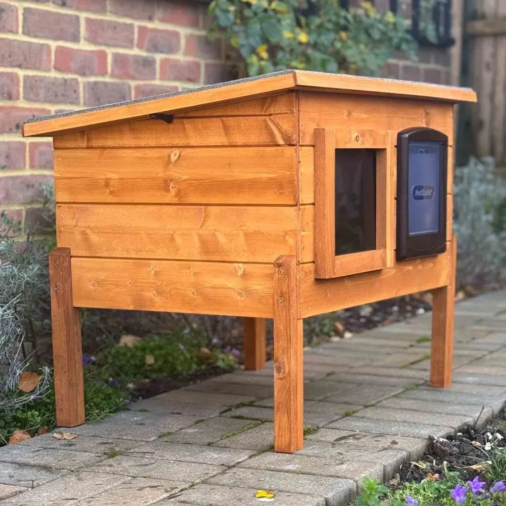The Hutch Company Outdoor-Katzenhaus mit Isolierung für Freigängerkatzen – Wetterfestes Katzenhaus für draußen und drinnen mit natürlicher Wärmeregulierung – Fertig montiert