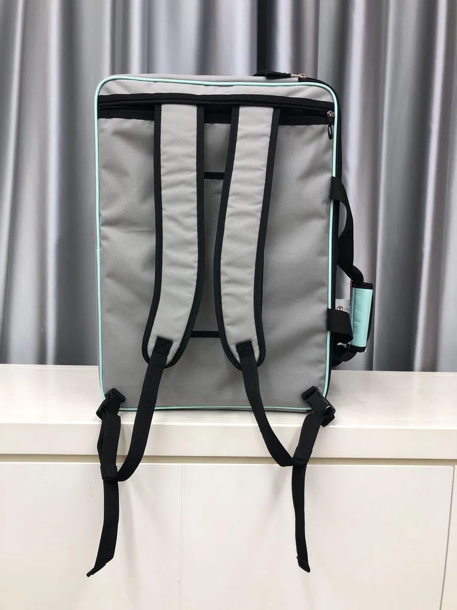 Premium Hundeflugtasche 55x40x23 cm PET EUWI | aus recycelten PET-Flaschen | wasserabweisend und belastbar bis 12 kg, große Mesh-Öffnung, Rucksackfunktion & Trolley-Befestigung
