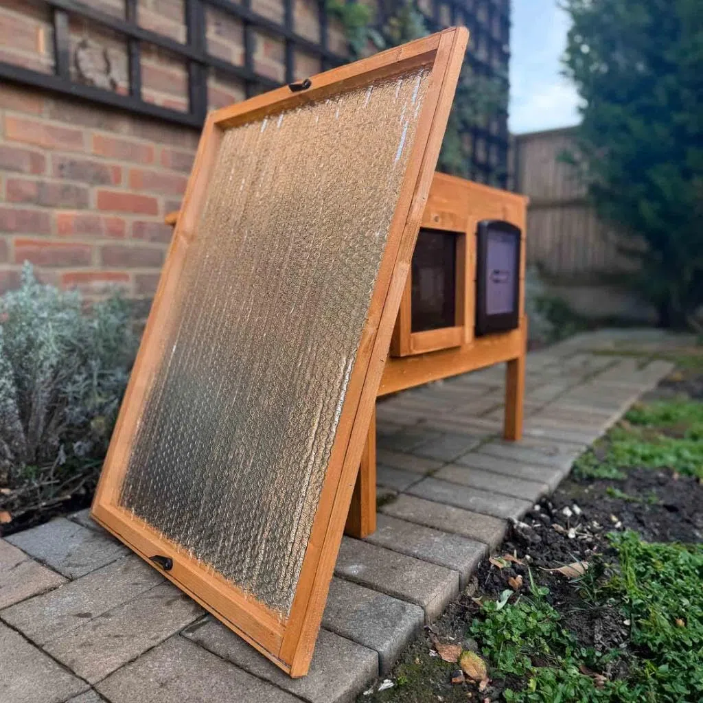 The Hutch Company Outdoor-Katzenhaus mit Isolierung für Freigängerkatzen – Wetterfestes Katzenhaus für draußen und drinnen mit natürlicher Wärmeregulierung – Fertig montiert