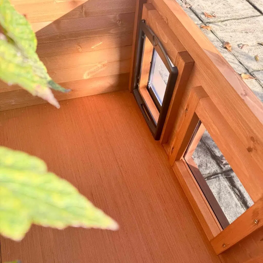 The Hutch Company Outdoor-Katzenhaus mit Isolierung für Freigängerkatzen – Wetterfestes Katzenhaus für draußen und drinnen mit natürlicher Wärmeregulierung – Fertig montiert