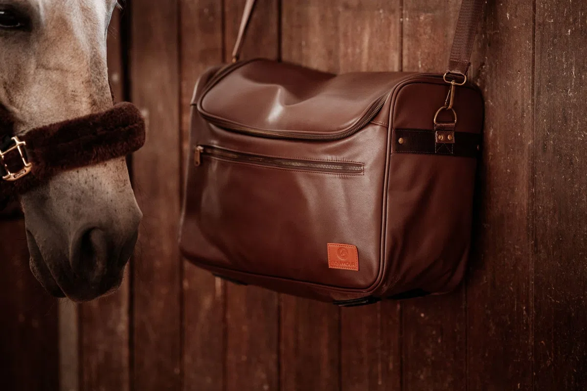 Putztasche für Pferde – veganes Leder, Braun-Gold | Robuste, wasserabweisende Putzbox aus veganem Leder mit flexiblen Trennfächern & Tragegurt