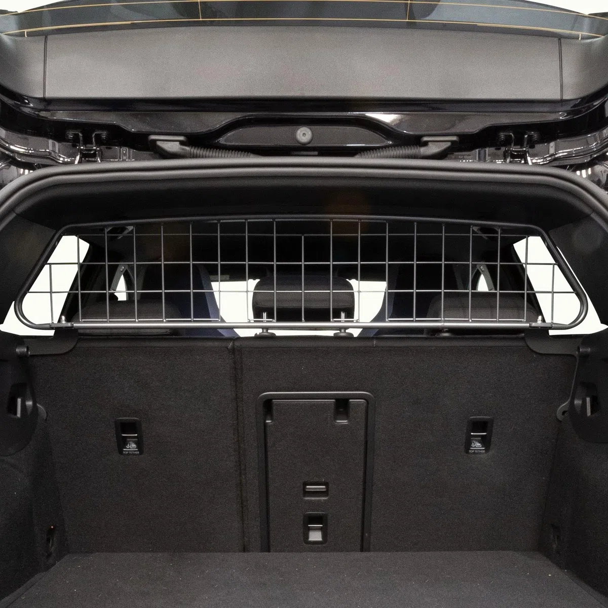 Travall Hundegitter für Volkswagen Golf 2020+, fahrzeugspezifisches Trenngitter für den Kofferraum aus Stahl, passgenau für sicheren Hundetransport