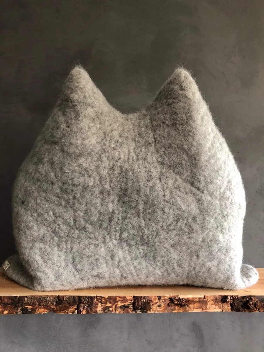 Handgefilzte Katzenhöhle „Maus“, Fellfarbe hellgrau