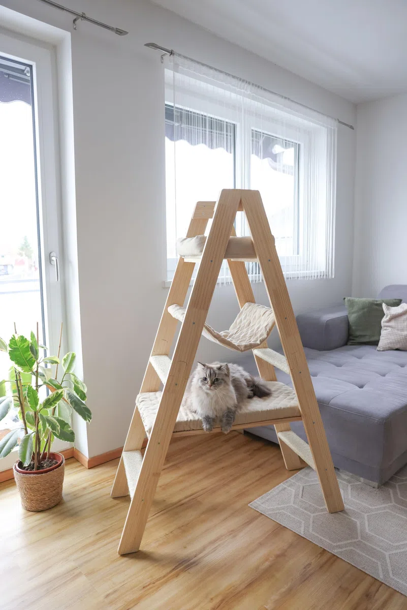 Kerbl Pet Kratzbaum Ladder, Katzenkratzbaum, Natur/beige, 97x35x134cm, Holz, Velourstoff, Katzen, Sisalstufen