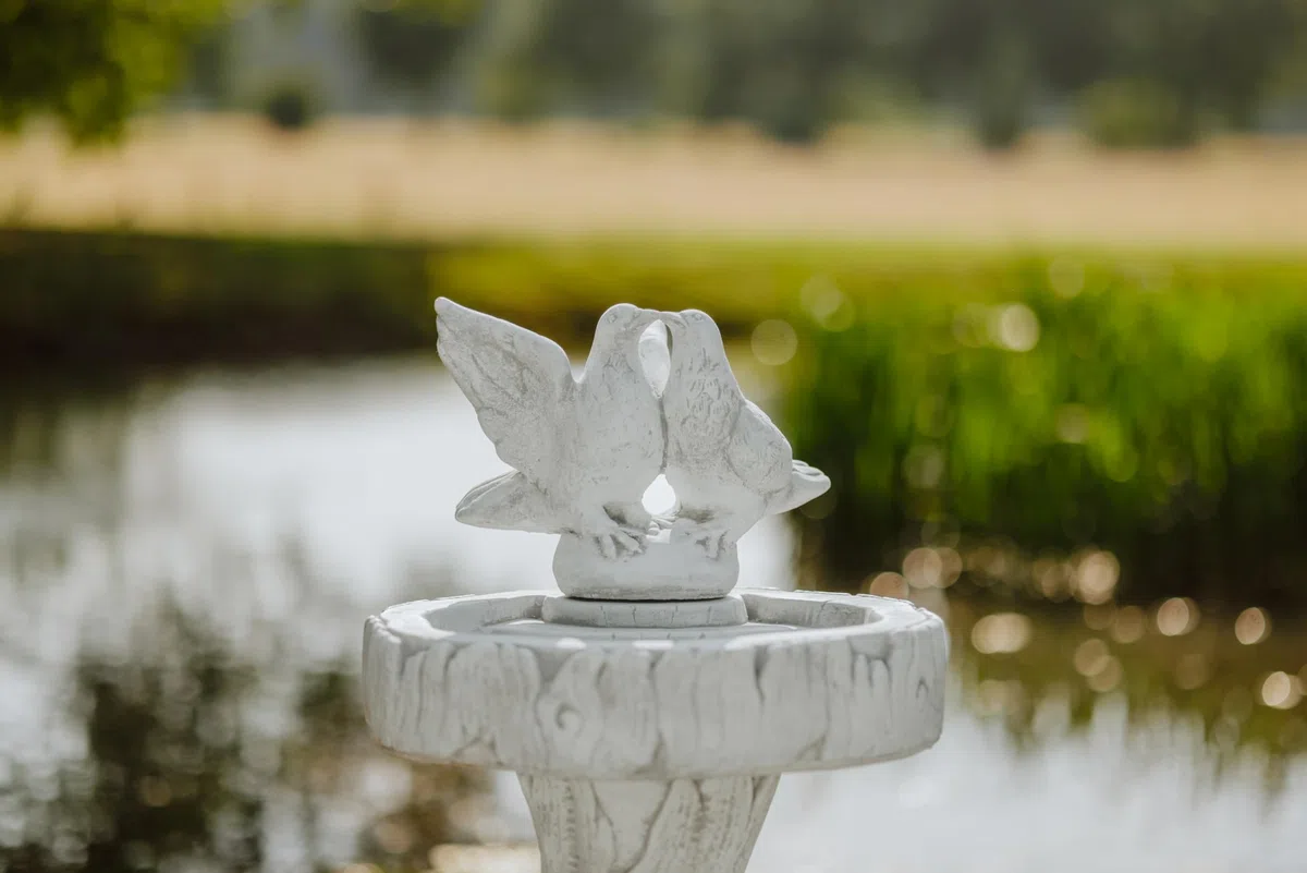 gartendekoparadies.de Vogeltränke mit Taubenpaar, 91 cm hoch, Steinguss Baumstamm-Design, 2,5 Liter, Frostfest, Grau
