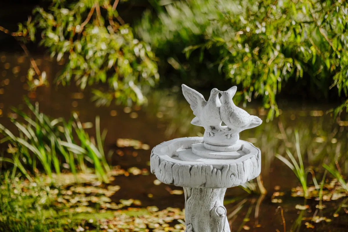 gartendekoparadies.de Vogeltränke mit Taubenpaar, 91 cm hoch, Steinguss Baumstamm-Design, 2,5 Liter, Frostfest, Grau