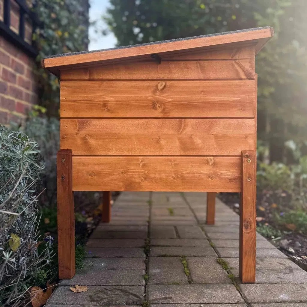 The Hutch Company Outdoor-Katzenhaus mit Isolierung für Freigängerkatzen – Wetterfestes Katzenhaus für draußen und drinnen mit natürlicher Wärmeregulierung – Fertig montiert