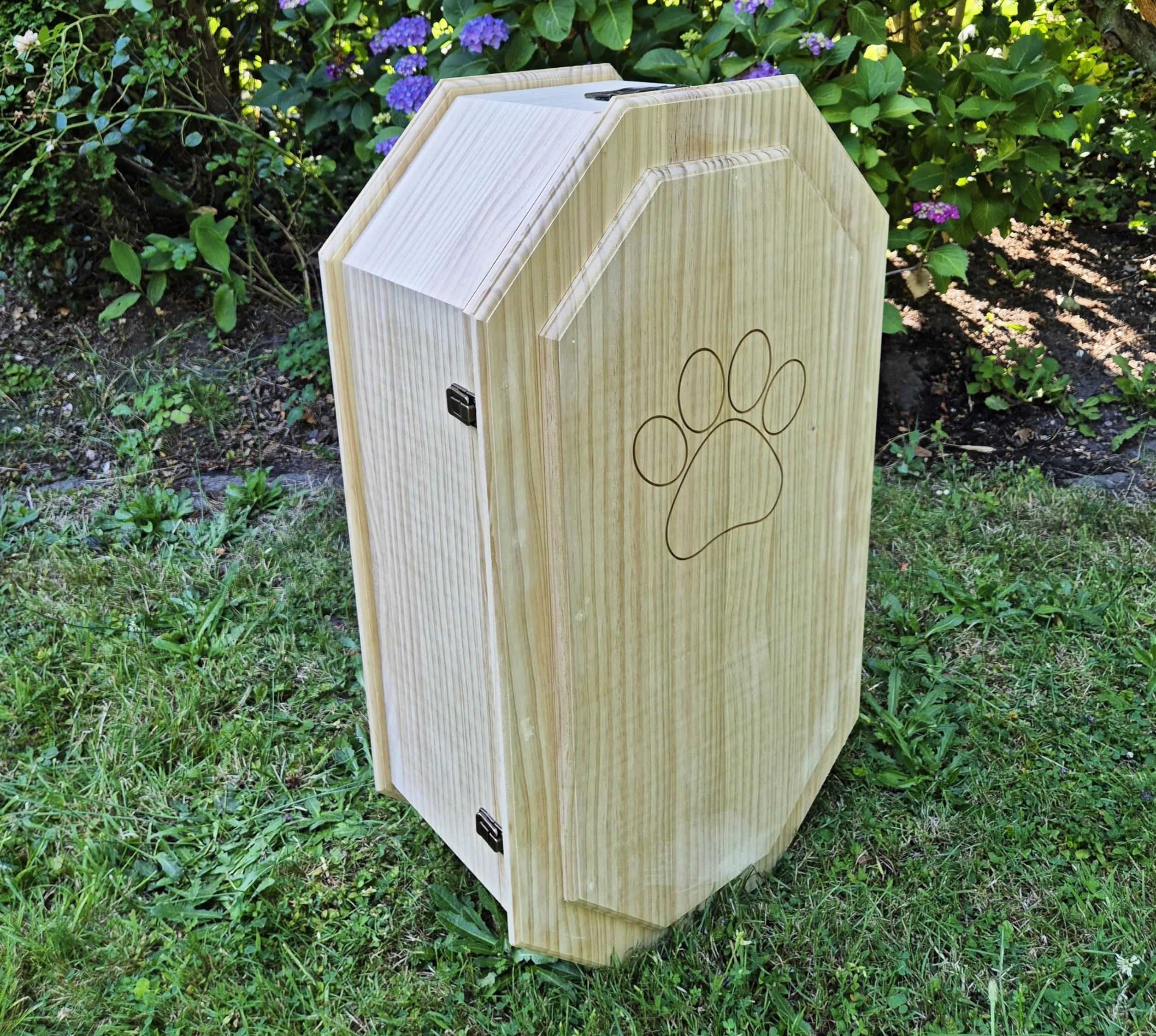 Holz Haustiersarg achteckig Natur belassen – Größe XXL für große Haustiere – Tiersarg mit Satin-Innenbezug & festem Metallverschluss – Premium-Sarg aus hochwertigem Holz