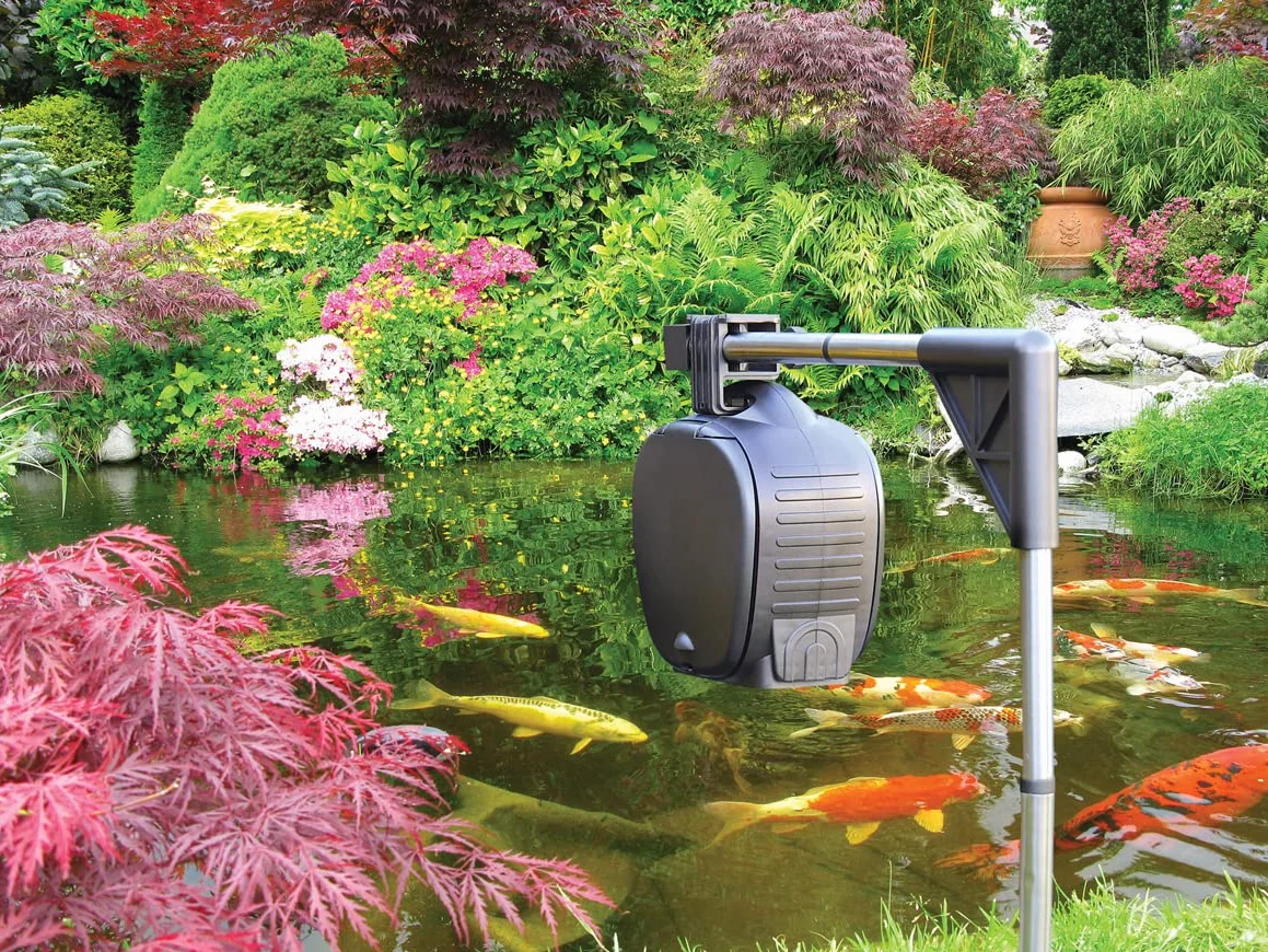 HOZELOCK - Automatischer Fischfutterverteiler auf Ständer: Futterautomat für Teiche, funktioniert mit Batterien, 800 ml Fassungsvermögen, einfache Installation mit Ständer [3958 0000]