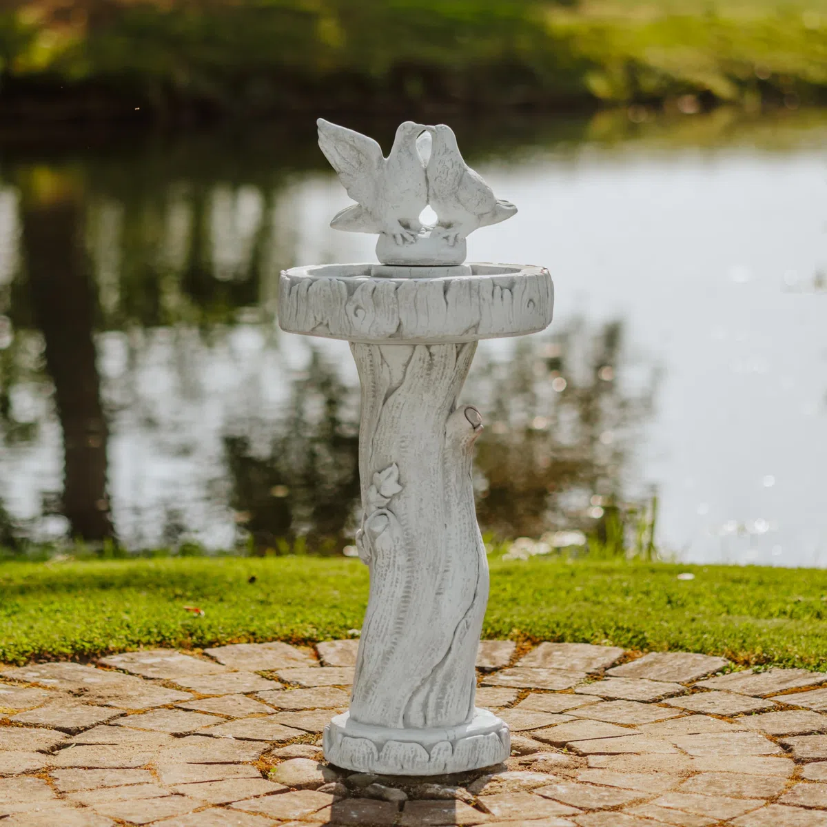 gartendekoparadies.de Vogeltränke mit Taubenpaar, 91 cm hoch, Steinguss Baumstamm-Design, 2,5 Liter, Frostfest, Grau