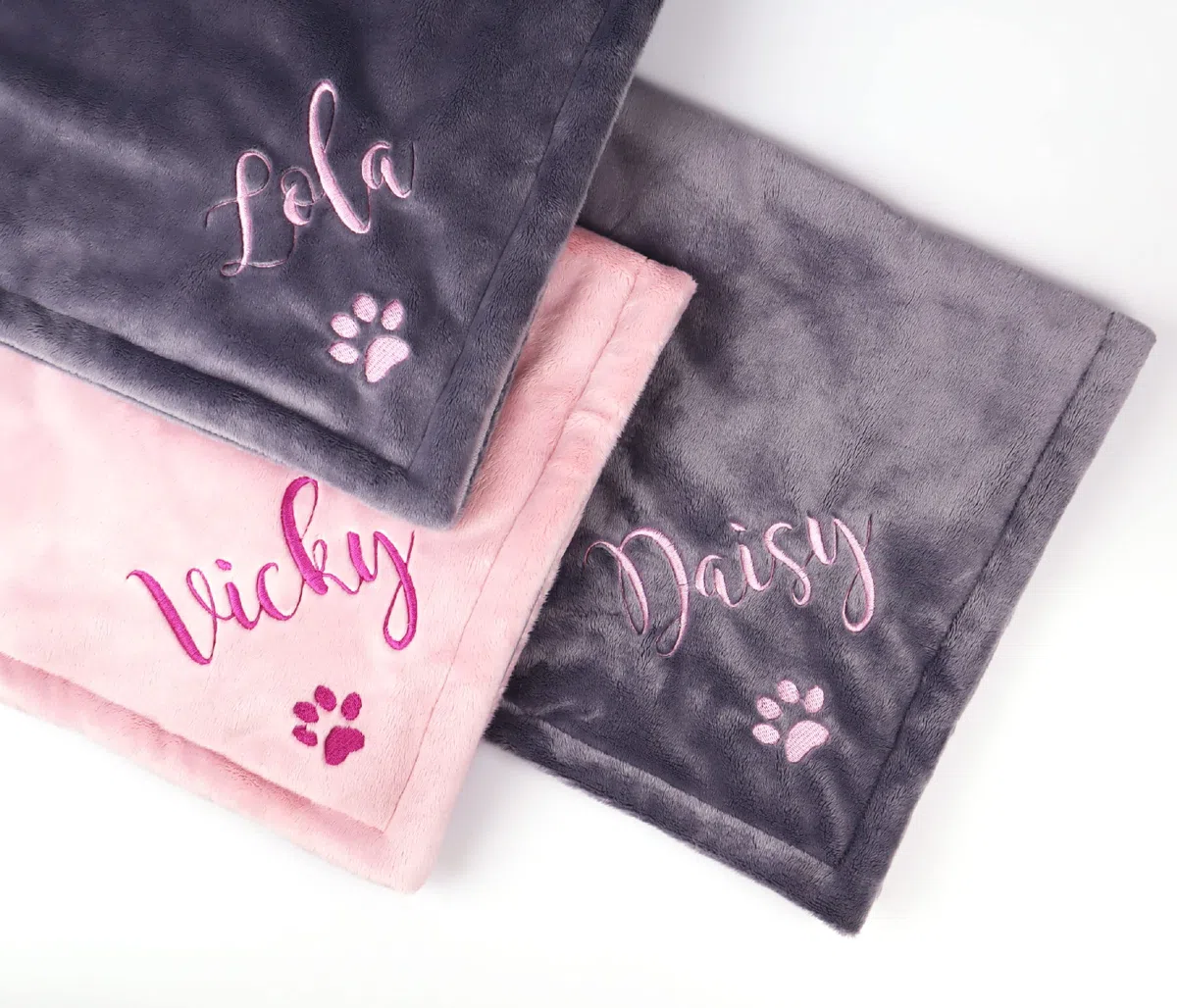 Generisch Personalisierte Hundedecke mit Namen – Premium Kuscheldecke für Hunde & Katzen – Bestickt & Gepolstert – Geschenk für Hundebesitzer, Welpen & Neue Hundeeltern (pink)