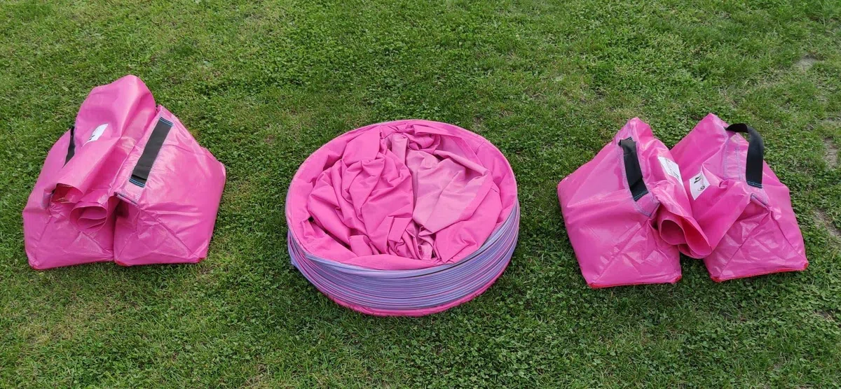 Callieway Dog Agility Sacktunnel Fun&Slip/Agilitysacktunnel mit 60cmØ für Agility Training/Welpentraining inklusive 2X Stützsandsäcke (Fuchsia)