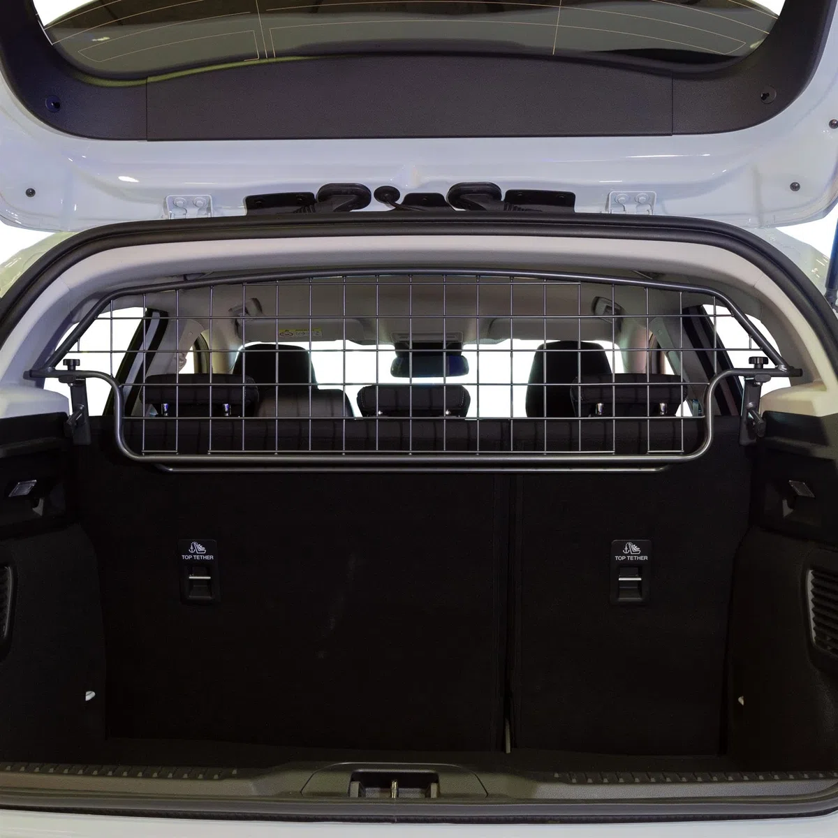 Travall Hundegitter für Ford Focus 2018+, fahrzeugspezifisches Trenngitter für den Kofferraum aus Stahl, passgenau für sicheren Hundetransport