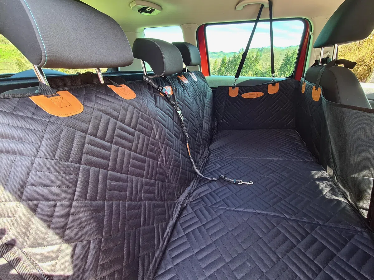 Hundedecke Auto Rückbank „Nalu“ – extra breite, verstärkte Liegefläche, wasserdicht & Kratzfest – Rücksitzschutz mit großen Zippergriffen, Seitenschutz und Sichtfenster