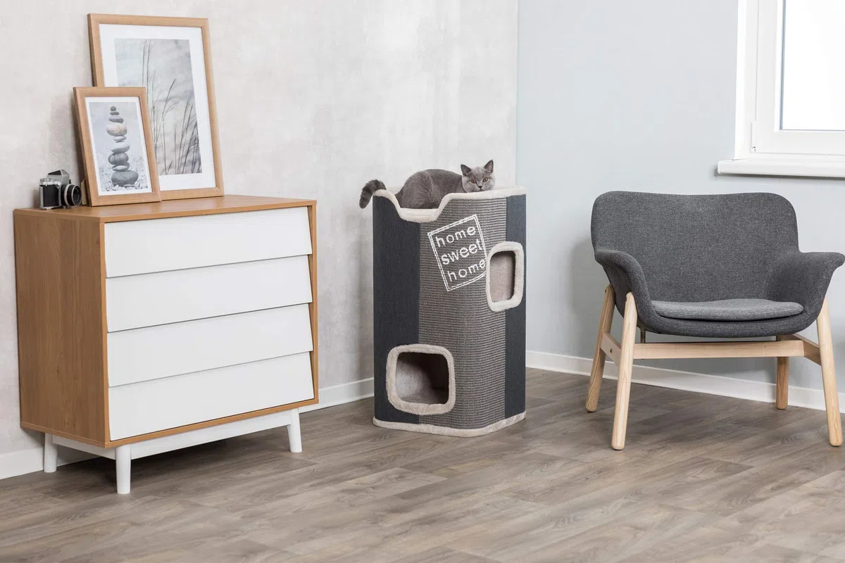 TRIXIE Kratztonne Jorge 78 cm in grau – zweistöckige Katzentonne mit zwei komfortablen Höhlen, einer erhöhten Liegefläche & Sisalteppich Kratzfläche – gemütlich & stabil – 44957 | Sisal-Kratzflächen zur Krallenpflege – gemütlicher Rückzugsort, komfortabel