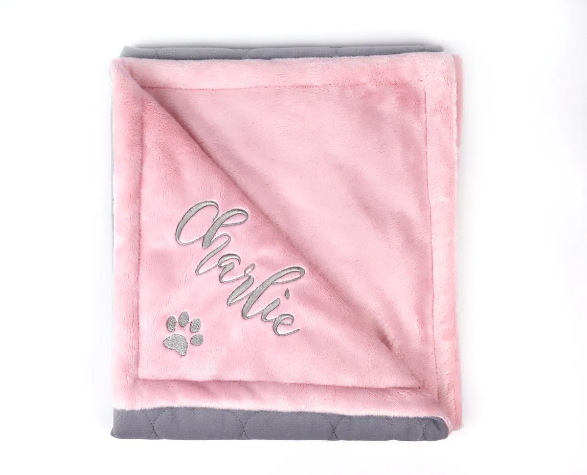 Generisch Personalisierte Hundedecke mit Namen – Premium Kuscheldecke für Hunde & Katzen – Bestickt & Gepolstert – Geschenk für Hundebesitzer, Welpen & Neue Hundeeltern (pink)