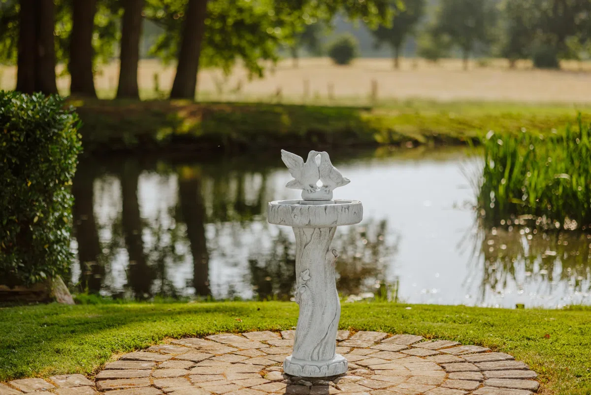 gartendekoparadies.de Vogeltränke mit Taubenpaar, 91 cm hoch, Steinguss Baumstamm-Design, 2,5 Liter, Frostfest, Grau