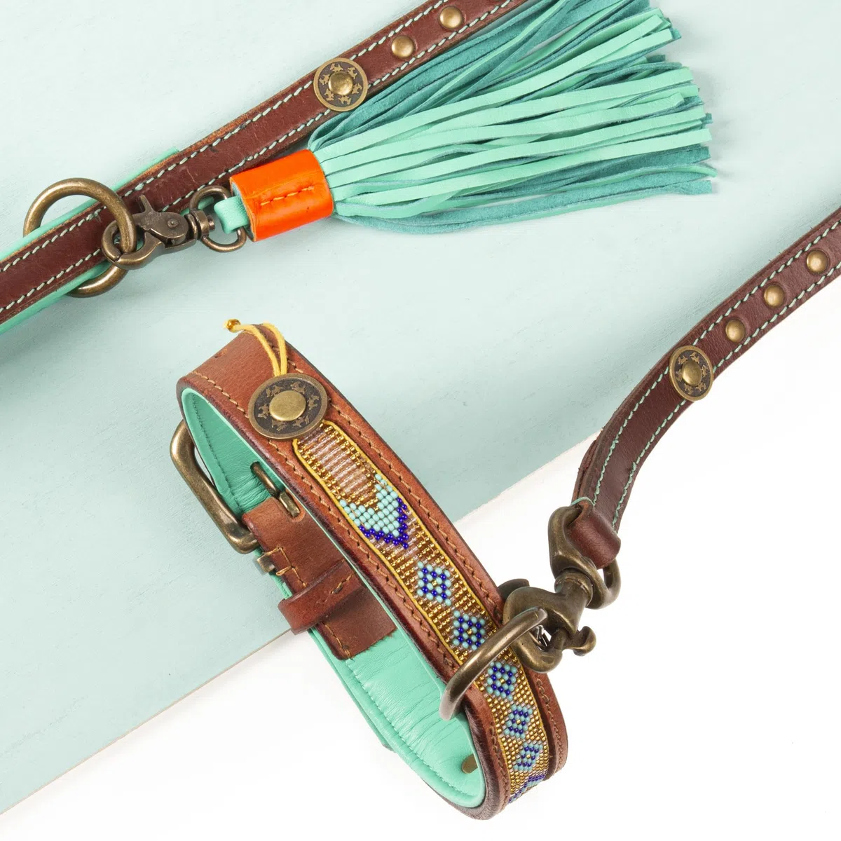 DWAM Dog with a Mission - Hundehalsband XL | Türkis und Gold, geometrisches Perlenmuster | Boho, Ethno, Hippie | Große Hunde | Handgemacht | Modisch und Bunt | Weiches Echtes Leder | 4 cm Breit