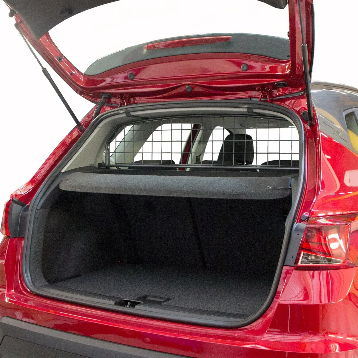 Travall Hundegitter für SEAT Arona 2017+, fahrzeugspezifisches Trenngitter für den Kofferraum aus Stahl, passgenau für sicheren Hundetransport