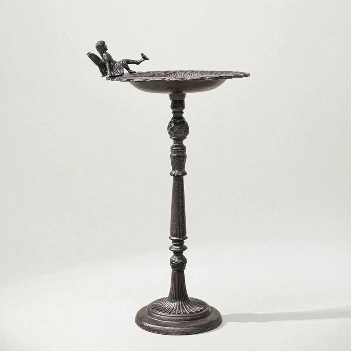Vogelbad mit Elfenfigur gusseisern Vogelbad mit Standfuß freistehend Vogelfuttersschale aus Gussmetall für Garten, Terrasse, Balkon