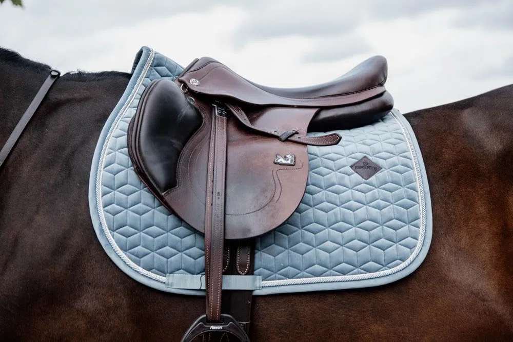 Kentucky Horsewear Satteldecke Velvet Jumping Full – Hellblau Schabracke – Springform mit Doppelkordel – Atmungsaktiv – Maschinenwaschbar