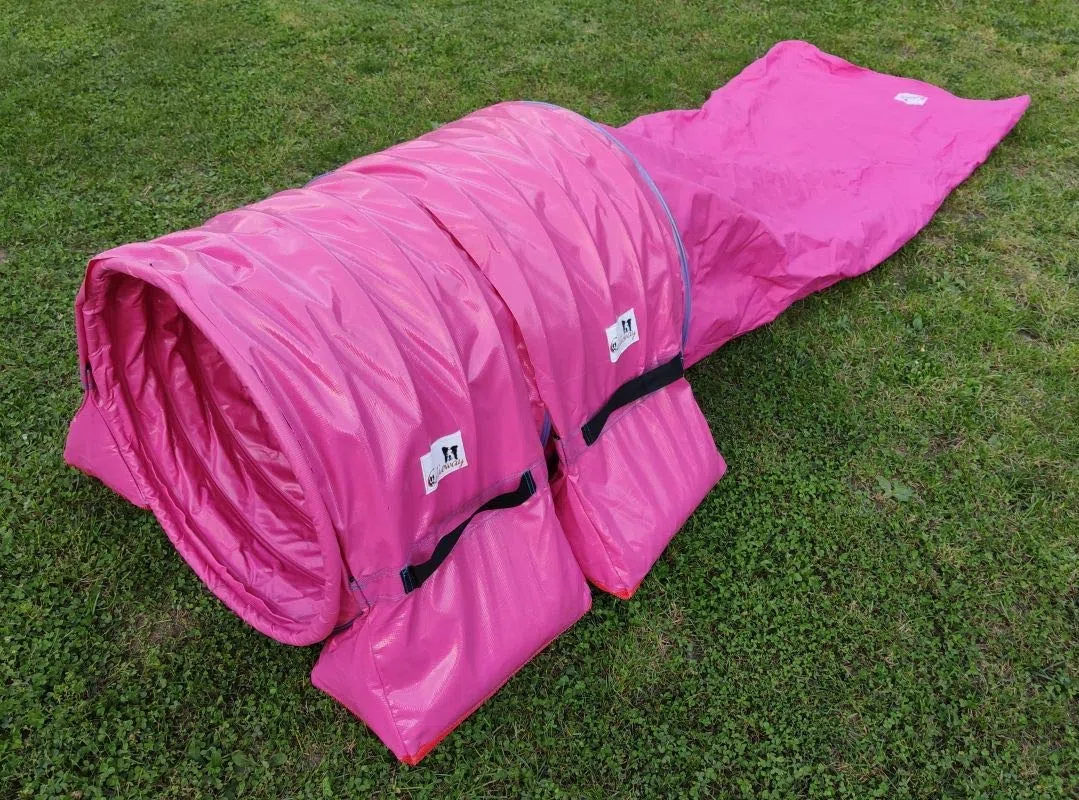 Callieway Dog Agility Sacktunnel Fun&Slip/Agilitysacktunnel mit 60cmØ für Agility Training/Welpentraining inklusive 2X Stützsandsäcke (Fuchsia)
