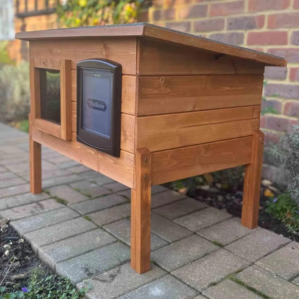 The Hutch Company Outdoor-Katzenhaus mit Isolierung für Freigängerkatzen – Wetterfestes Katzenhaus für draußen und drinnen mit natürlicher Wärmeregulierung – Fertig montiert
